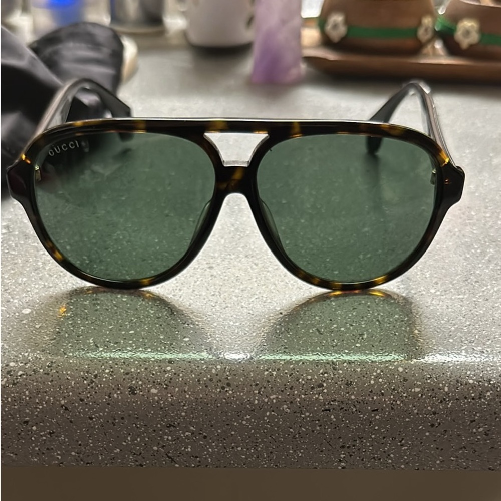 Men’s GUCCI Sunglasses w/ storage bag